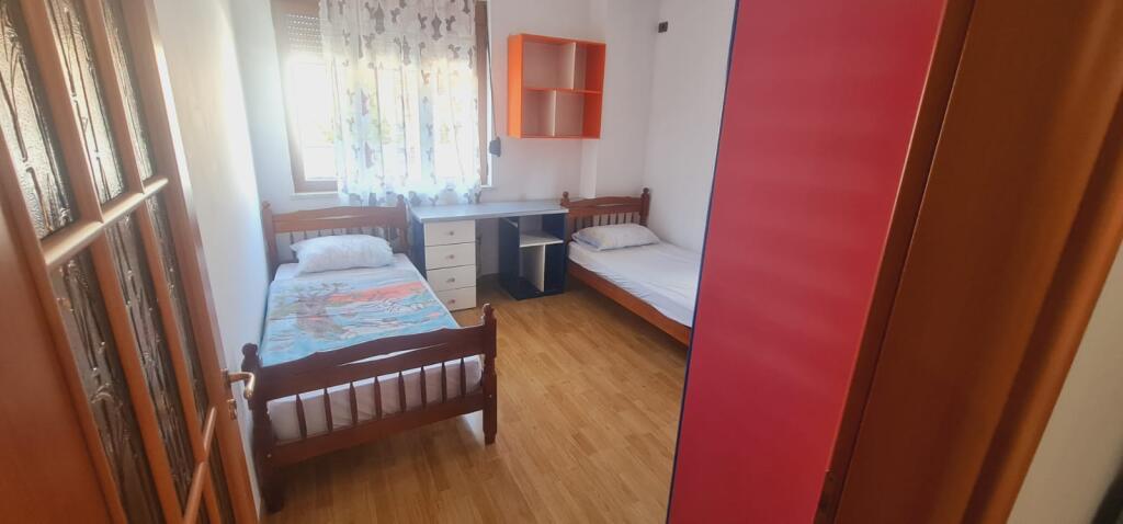Apartament me qira 2+1+2 – Laprakë (pas Kupolës, KMY)