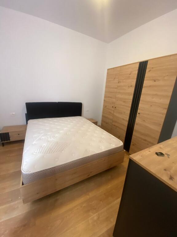 Jepet me qera 1+1 mobiluar shkolla kuqe dhe per Airbnb 599 eu