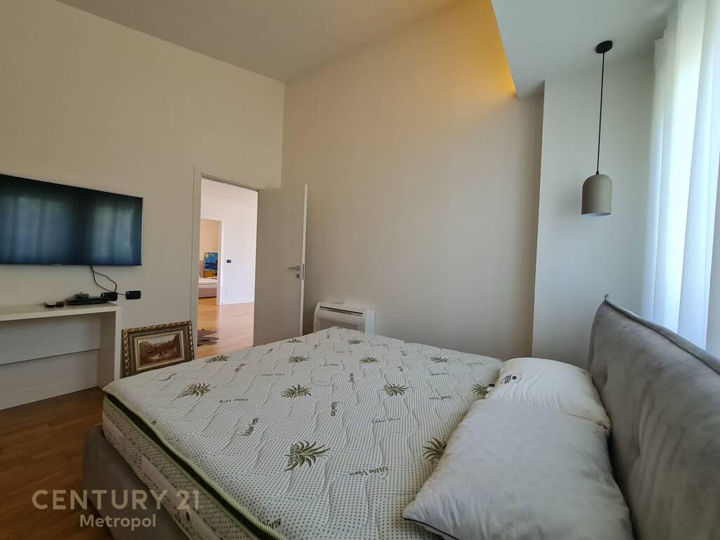 VILË INDIVIDUALE ME PISHINË ME QIRA AFËR TEG! 4,500 € /muaj