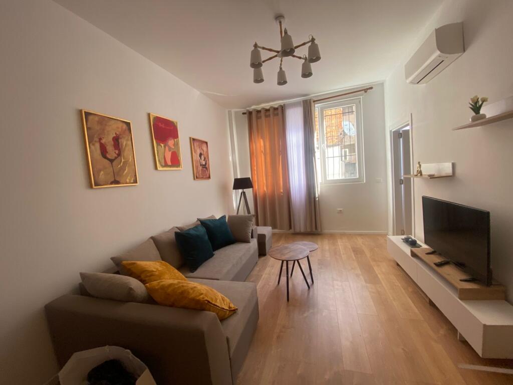 Jepet me qira apartament 1+1 (pa ballkon) 📍 Rr. Dervish Hekali, mbi Shkollën e Kuqe