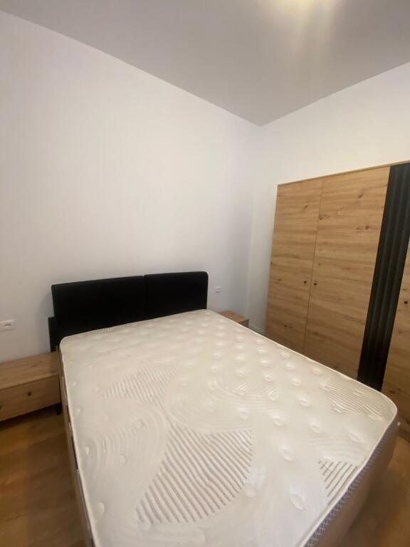 Jepet me qera 1+1 mobiluar shkolla kuqe dhe per Airbnb 599 eu