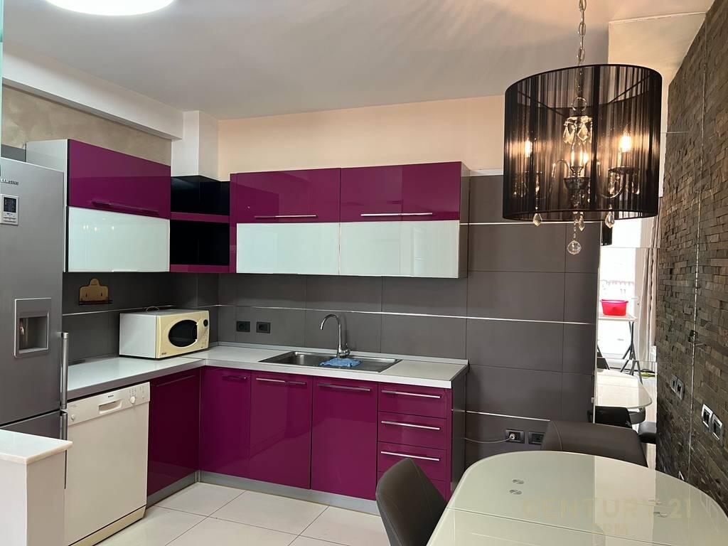 Apartament 3+1 per qira tek Pazari i Ri!