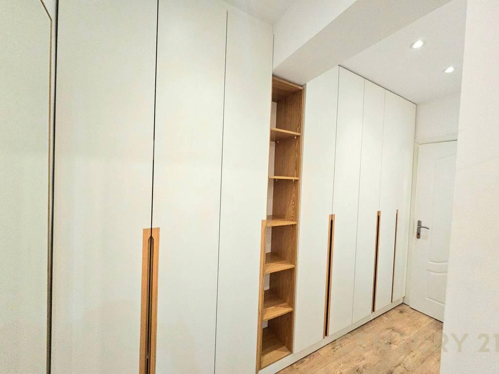 APARTAMENT 1+1 PER QIRA PRANE 21 DHJETORIT.