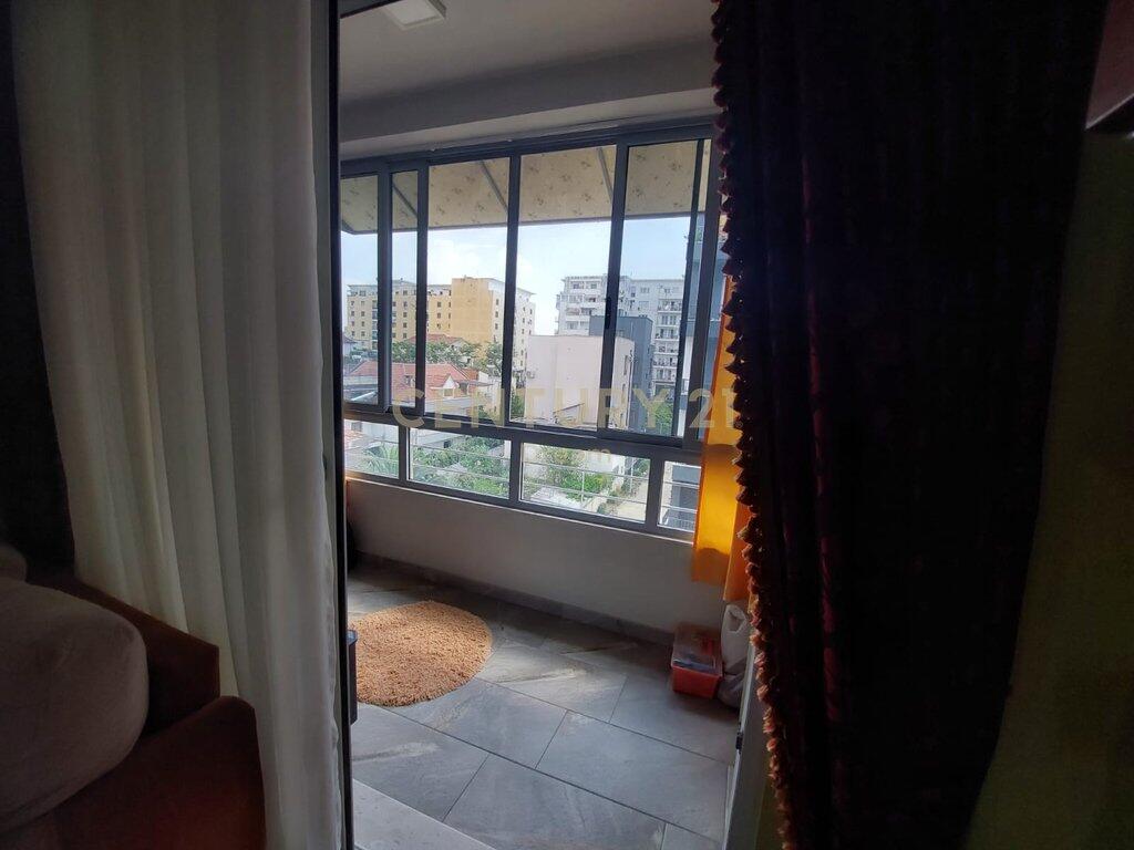 Appartamento 1+1 convertito in 2+1 in vendita nella zona di Kinostudio vicino al Commissariato della Polizia Stradale. L'appartamento si trova al 3° piano abitativo e al 4° piano tecnico di un edificio ben gestito con ascensore. Informazioni: - Edificio del 2018 - Superficie netta 70,80m2 - Superficie lorda 78,8m2 - Con ipoteca - Orientamento sud-ovest  In vendita parzialmente arredato  Sono accettati solo clienti con finanziamento personale!  Per maggiori informazioni contattaci!