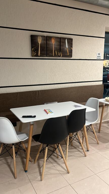 📣 LOCALE COMMERCIALE IN VENDITA📍 Posizione: Via Zihni Sako, vicino a Varri i Bamit (sulla strada principale) 💶 Prezzo: 10.000 euro