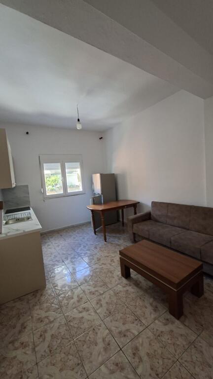 🏢Ne zonen e Rruges se Durresit,prane Bllokut te Ambasadave jepet me qera apartament 1+1,i mobiluar.50,000Leke