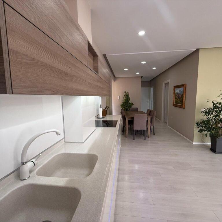 APARTAMENT MODERN ME QIRA 3++2 TE KOMPLEKSI FZ LIQENI ARTIFICIAL . TIRANE