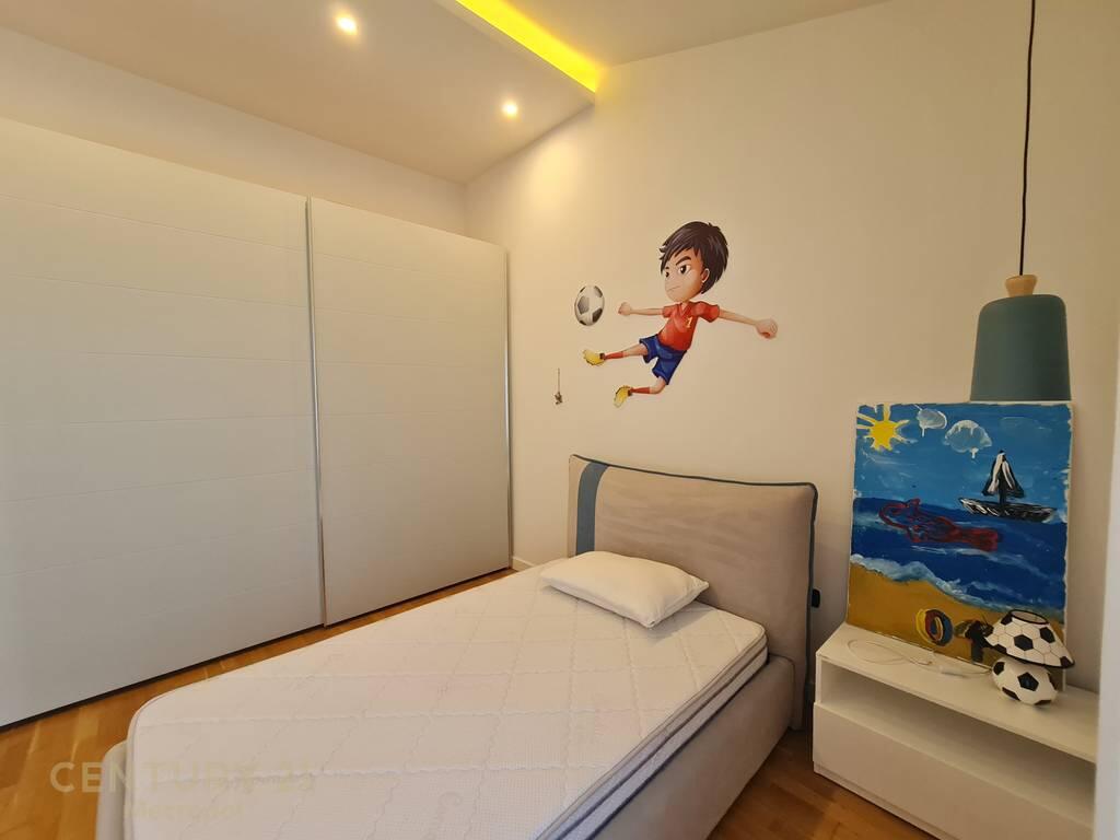 VILË INDIVIDUALE ME PISHINË ME QIRA AFËR TEG! 4,500 € /muaj