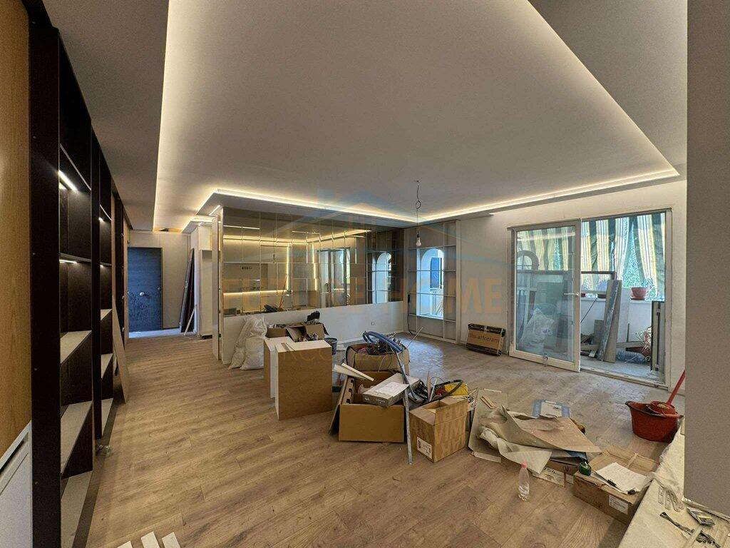 Shitet Apartament 3+1+2 – Kryqëzimi i Komunës së Parisit