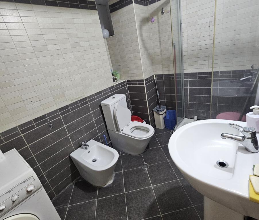 Jepet me Qera: *2+1+2wc* *(📍21 dhjetori - perballë inxhinjerisë së ndërtimit )* - Kt 2 - Pllt. I vjeter  - *600€/Muaj*