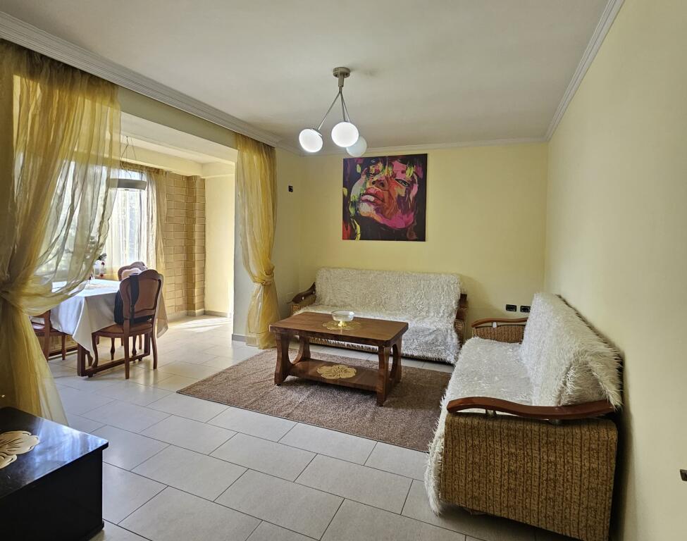Jepet me Qera: *2+1+2wc* *(📍21 dhjetori - perballë inxhinjerisë së ndërtimit )* - Kt 2 - Pllt. I vjeter  - *600€/Muaj*