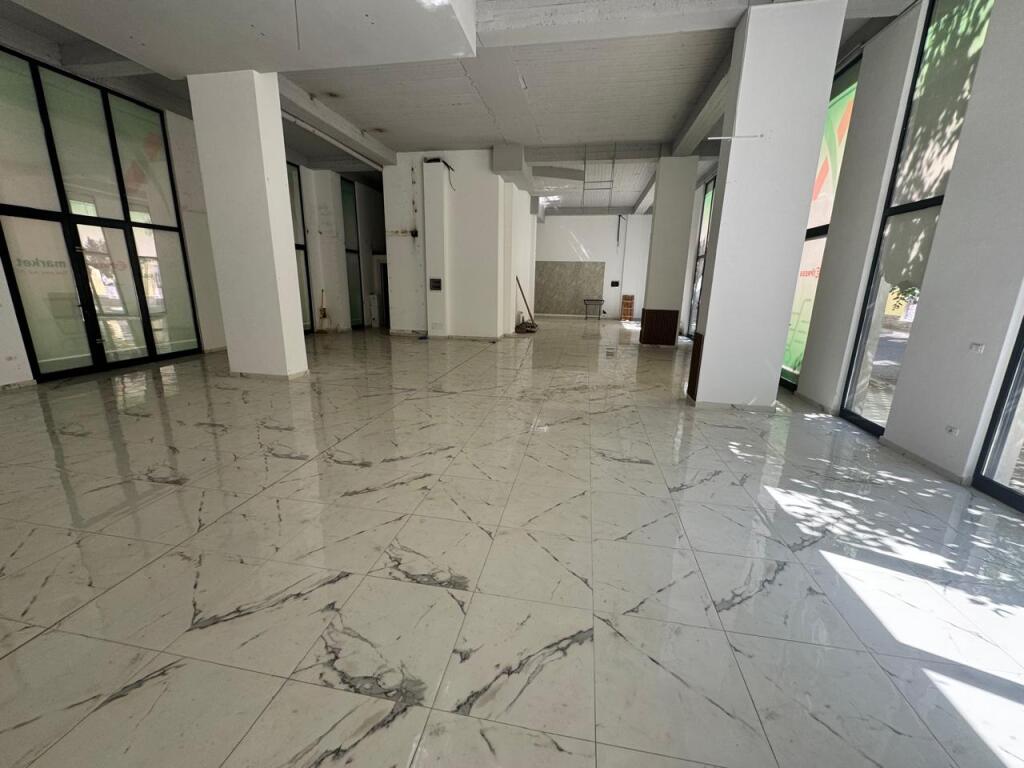 Jepet me qera dyqan (ambient biznesi) 170 m2 prane Irfan Tominit