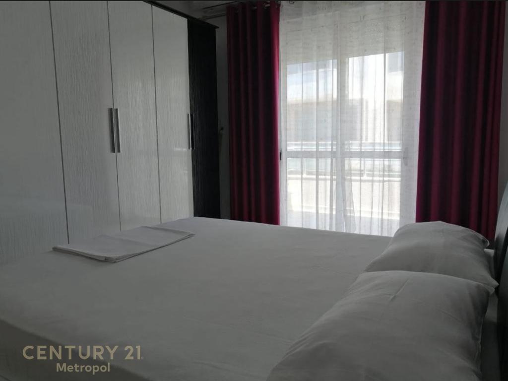 Shitet apartament me pamje nga deti në Sarandë