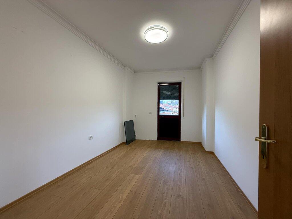 VENDIAMO APPARTAMENTO 2+1+2 VICINO AL CENTRO!