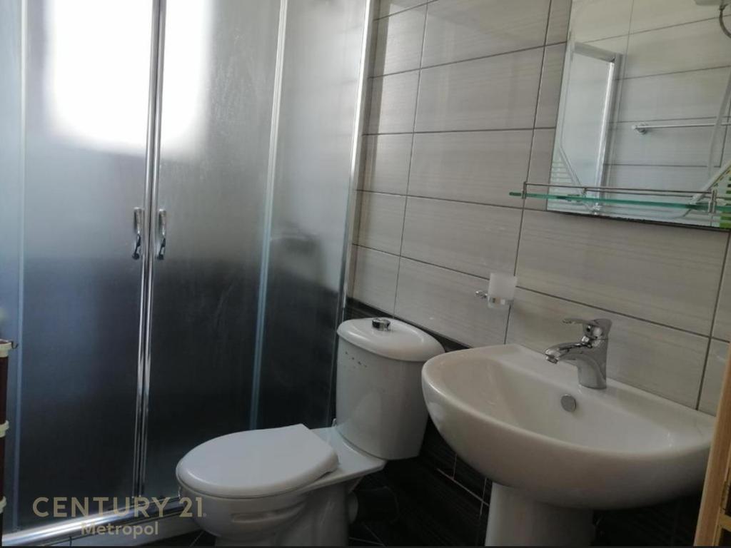 Shitet apartament me pamje nga deti në Sarandë
