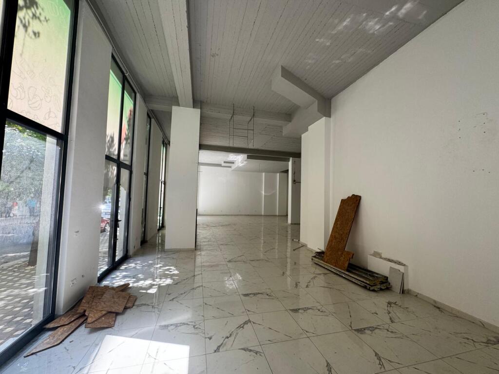 Jepet me qera dyqan (ambient biznesi) 170 m2 prane Irfan Tominit