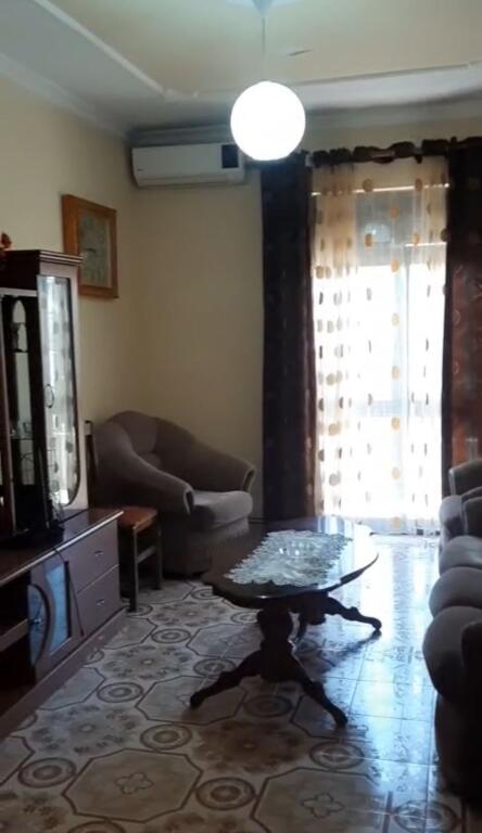 Jepet me qera apartamenti 2+1 Rruga gjon mili , rruga siri kodra  Cmimi: 400 mije leke 