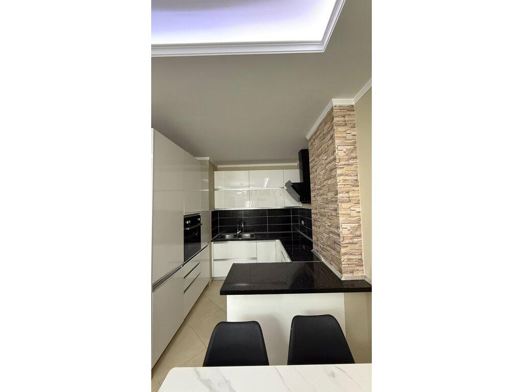 JEPET ME QIRA APARTAMENT 2+1 , PRANE STACIONIT TE TRENIT NE DURRES !