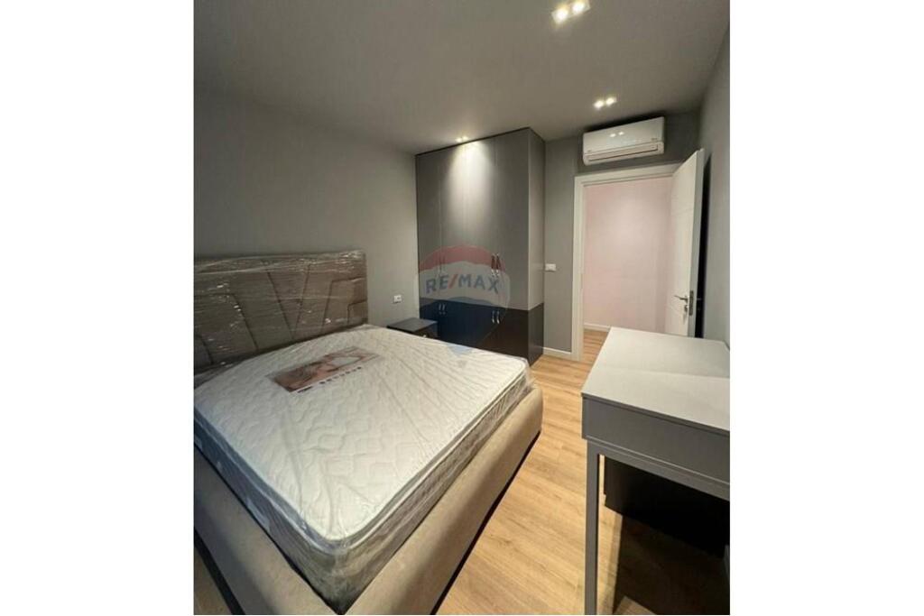 Jepet me qira apartament 2+1+Post parkimi.