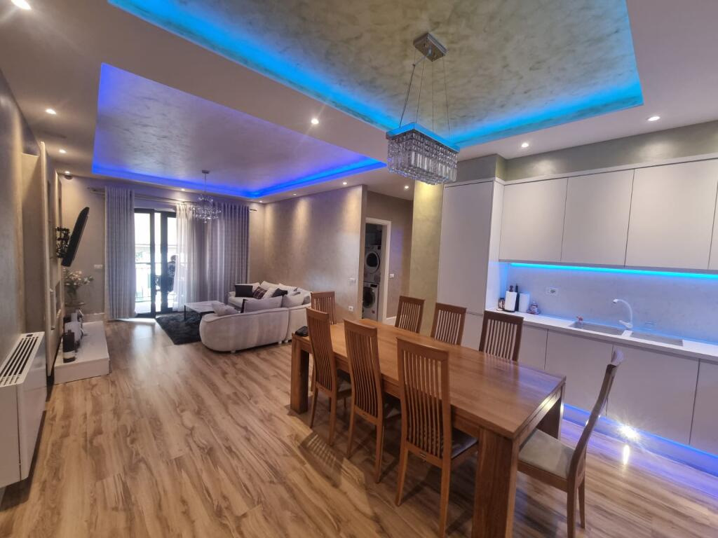 ASTIR, APARTAMENT LUKSOZ 2+1+2 + POST PARKIMI ME QIRA NË "GREEN CITY" REZIDENCË – PREMIUM!