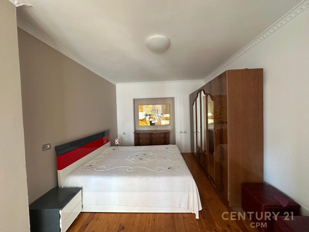 PRANE RRUGES SE KOSOVAREVE JAPIM ME QIRA APARTAMENT 2+1+2