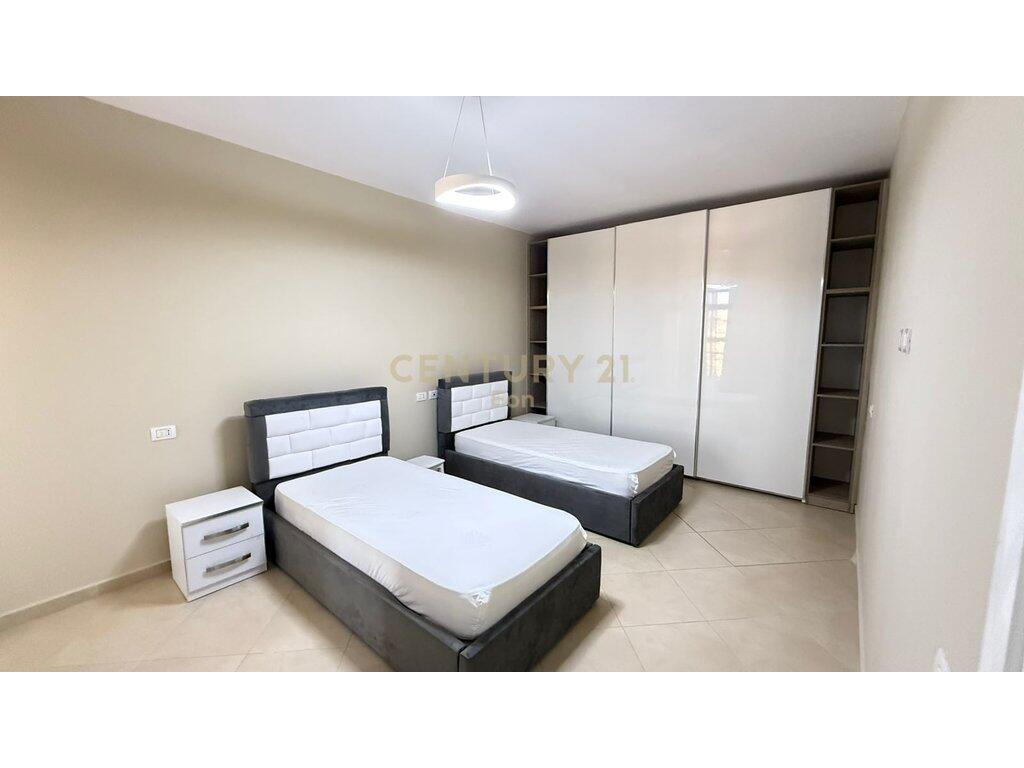 JEPET ME QIRA APARTAMENT 2+1 , PRANE STACIONIT TE TRENIT NE DURRES !