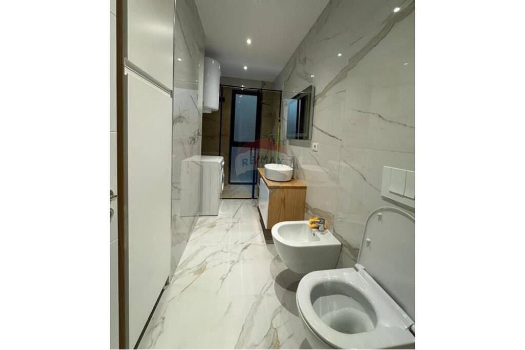 Jepet me qira apartament 2+1+Post parkimi.