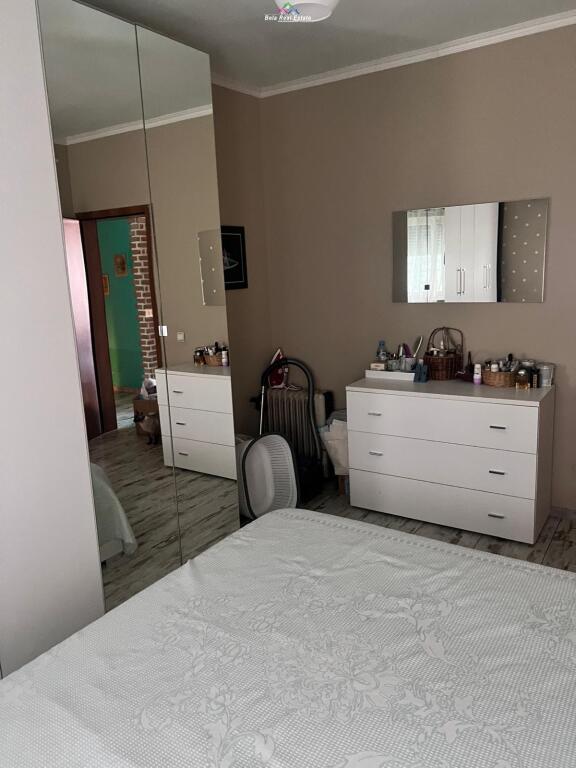 Apartament Me Qera 2+1 tek Komuna e Parisit (ID B2201493) Tirane