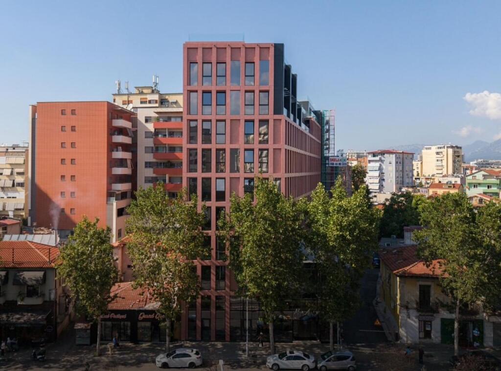 ZYRE ME QERA DUBLEX 532.8 M2 RRUGA E KAVAJES 16.000 EURO