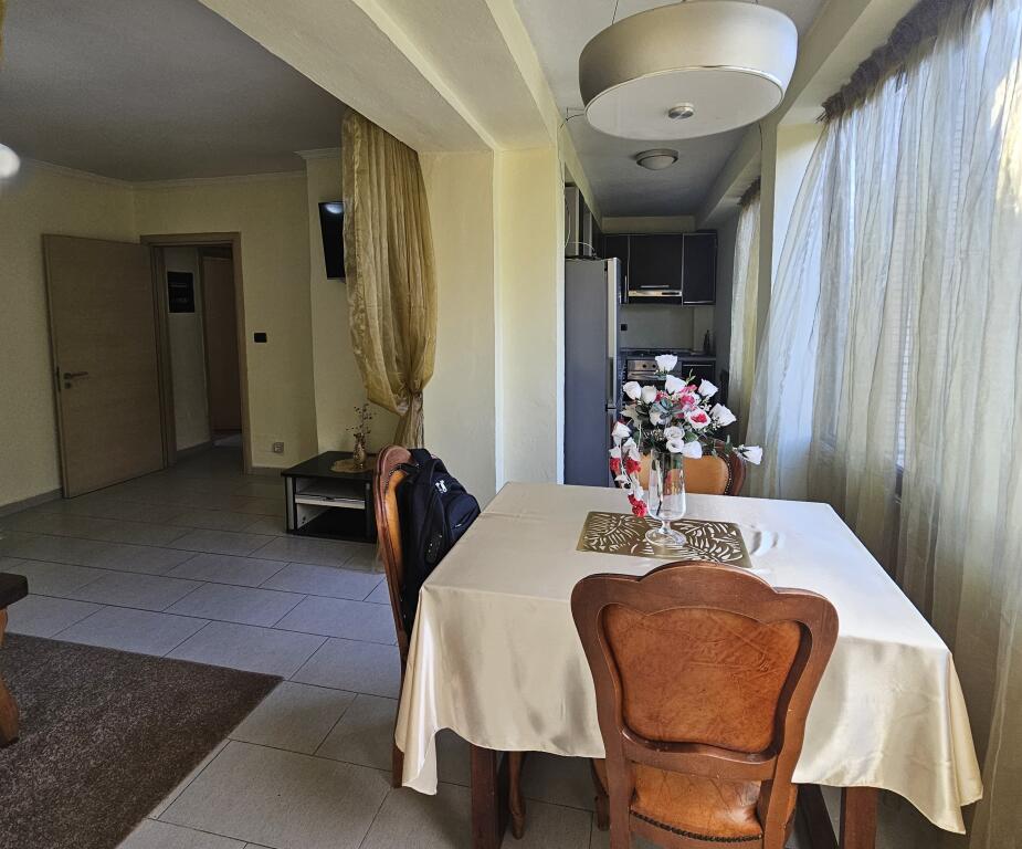 Jepet me Qera: *2+1+2wc* *(📍21 dhjetori - perballë inxhinjerisë së ndërtimit )* - Kt 2 - Pllt. I vjeter  - *600€/Muaj*