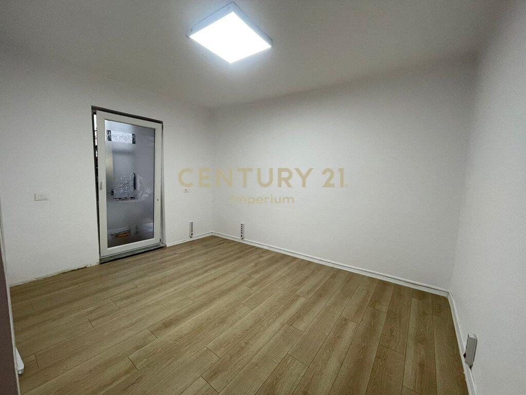 Ambient komercial me Qira në Rrugën e Kavajës, Përballë Square 21!