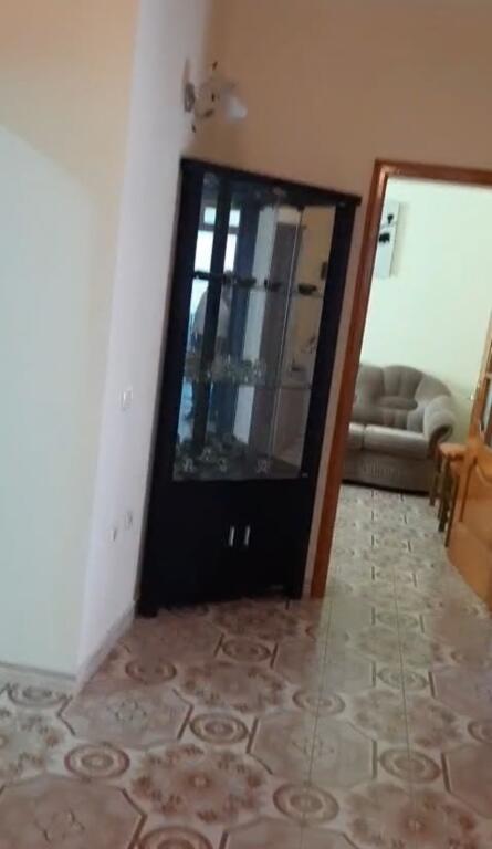 Jepet me qera apartamenti 2+1 Rruga gjon mili , rruga siri kodra  Cmimi: 400 mije leke 