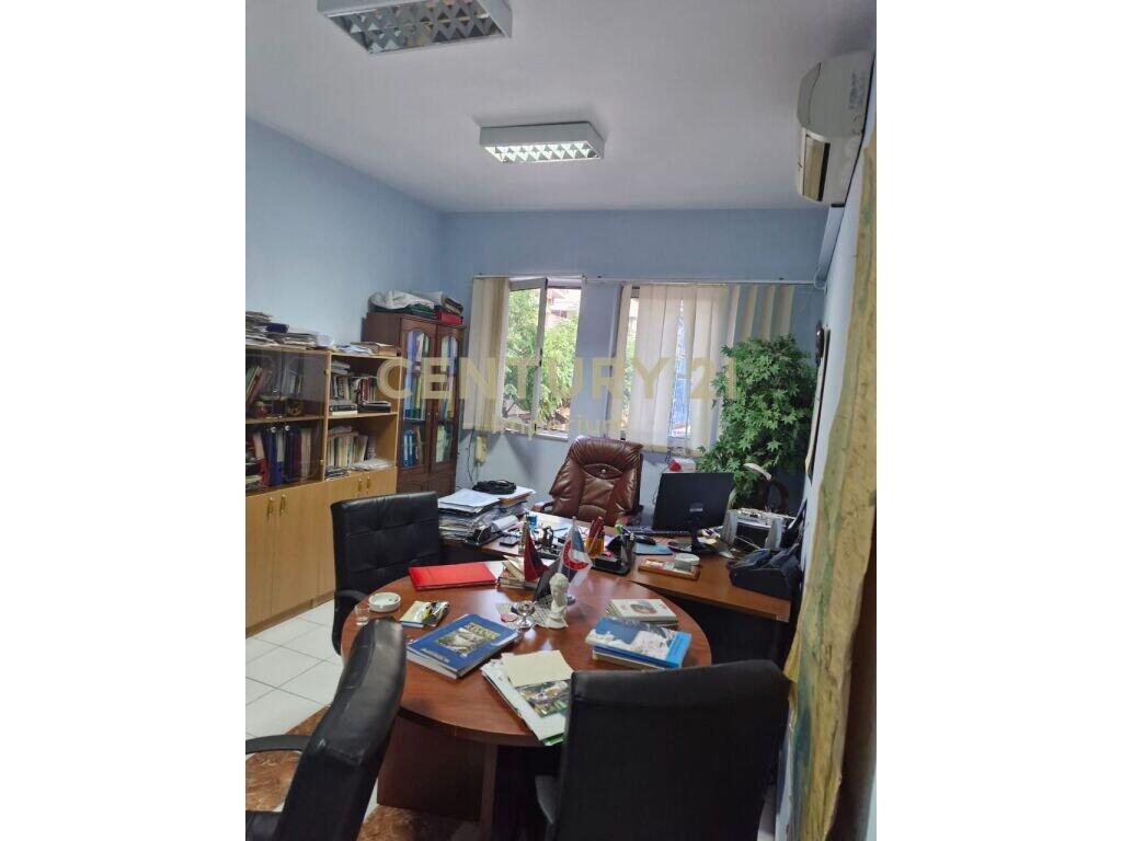 Spazio ufficio in affitto, nella zona di Ish Blloku, Tirana