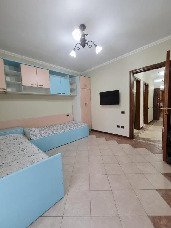 Shitet Apartamen 3+1+2 Blv Zogu i I