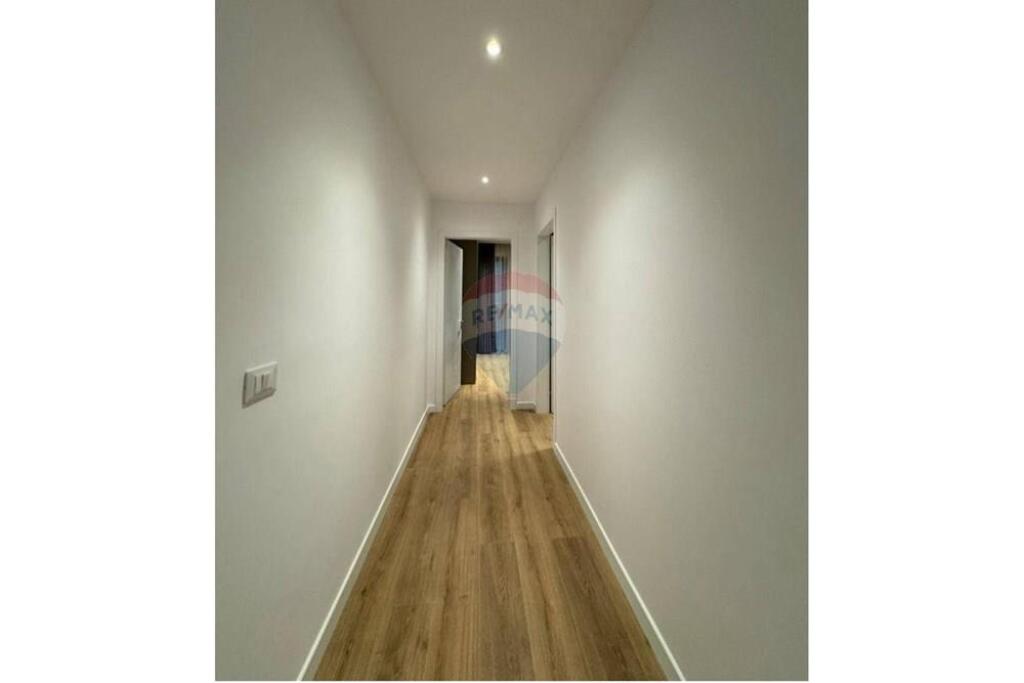 Jepet me qira apartament 2+1+Post parkimi.