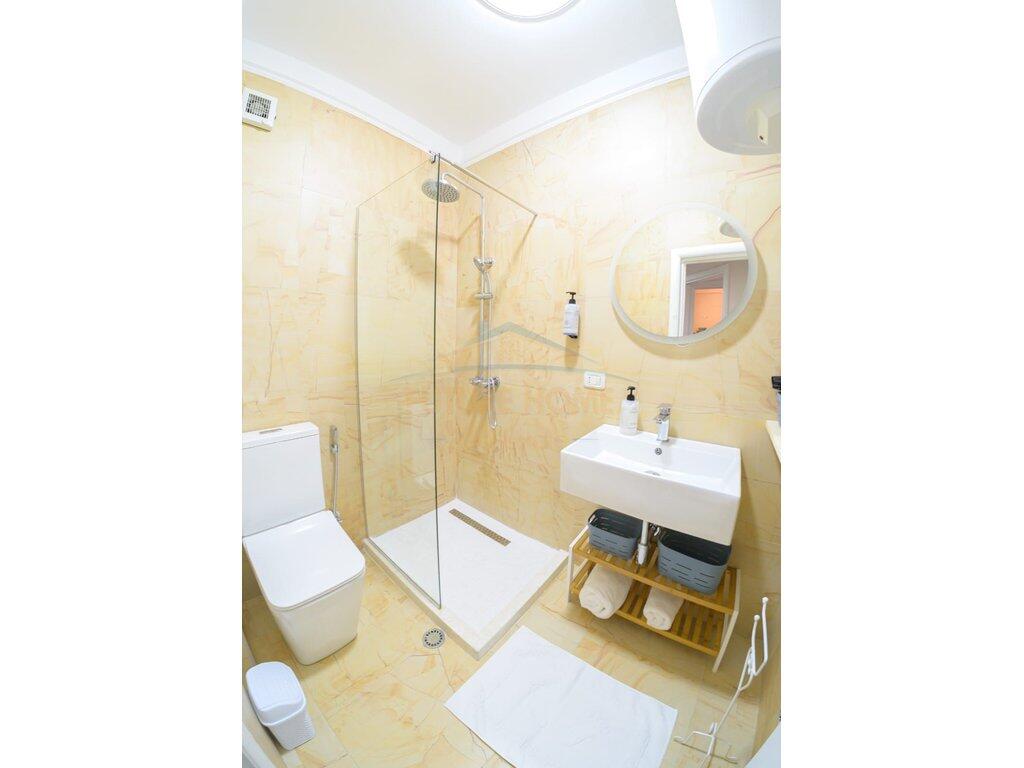 Qira, Apartament 2+1+2, Rruga e Barrikadave, Tiranë. 