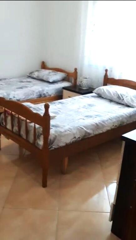 🏠Ne zonen e Siri Kodres,Rr.Gjon Mili jepet me qera kati i II-te i nje vile,2+1,i mobiluar.: 40,000Leke