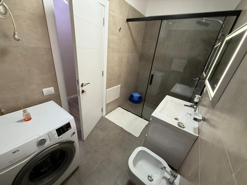📢 Me Qira Apartament 🏡 2+1+2📍 Stacioni i Trenit – Quatrum Residence💶 Çmimi: 900 € / muaj