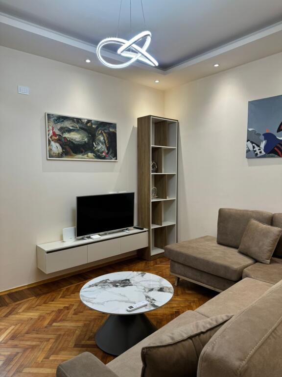 Super apartament me qera 1+1 5-Maji