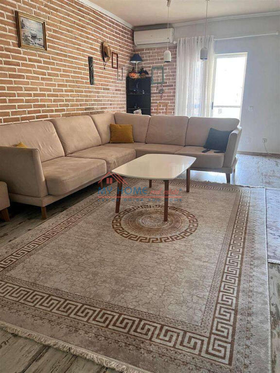 Appartamento 2+1 in affitto a Komuna e Parisit