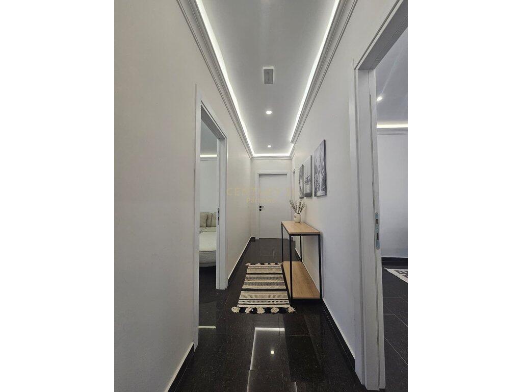 Apartament 2+1 me 3 banjo, kuzhinë të veçantë – Shumë afër qendrës, Rruga Siri Kodra! 1,000 € /muaj