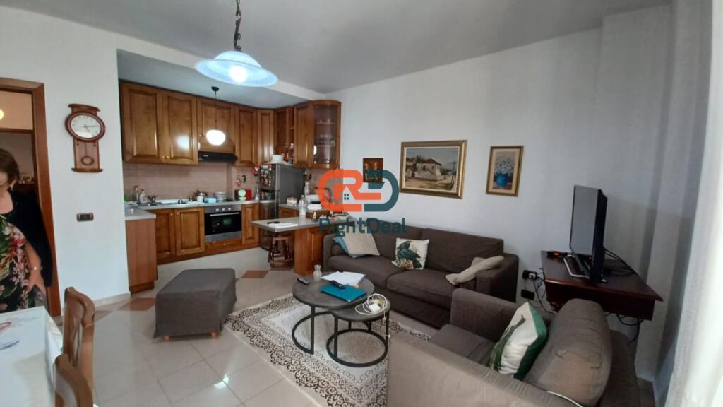 Prane Shkolles Se Kuqe, Shitet Apartament 2+1, Me Planimetri Te Rregullt Dhe Lokacion Perfekt!!