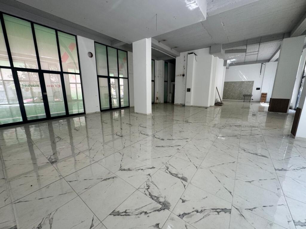 Jepet me qera dyqan (ambient biznesi) 170 m2 prane Irfan Tominit