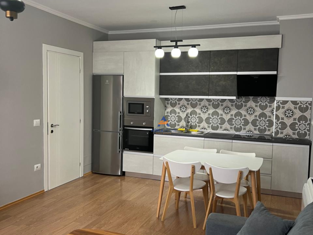 AFFITTASI APPARTAMENTO 1+1+BALCONE "RRUGA E KAVAJËS" 780 EURO.