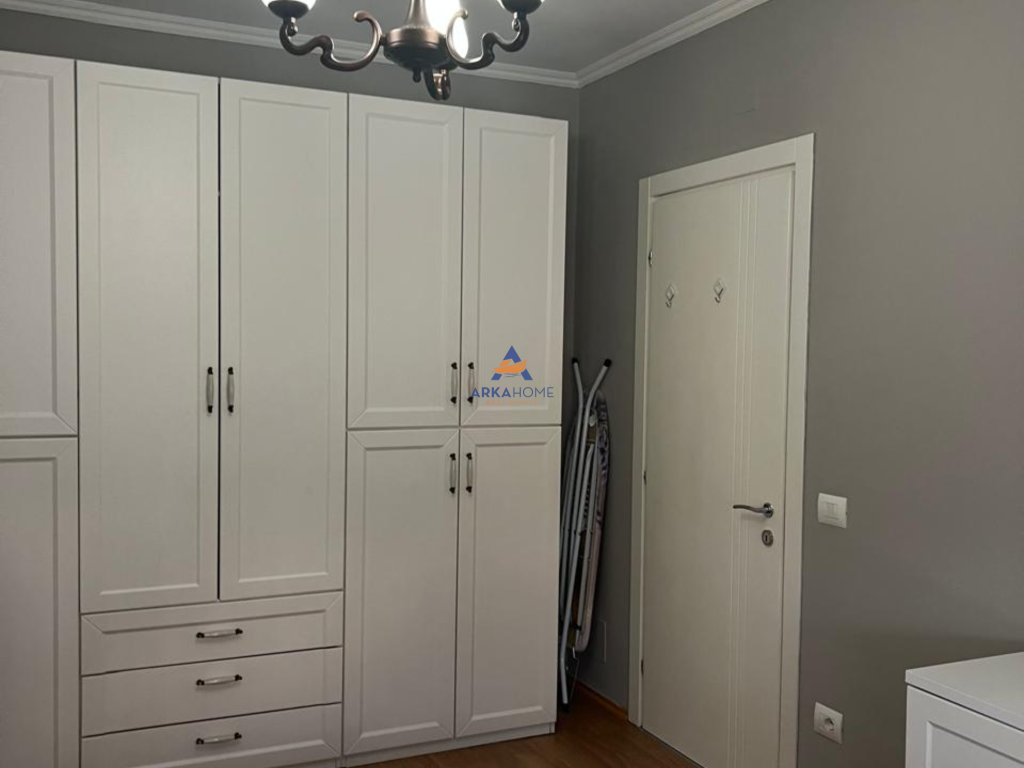 AFFITTASI APPARTAMENTO 1+1+BALCONE "RRUGA E KAVAJËS" 780 EURO.
