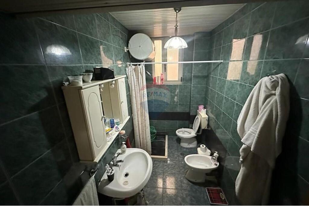 Apartament 2+1 në Qendër, përballë Bankës