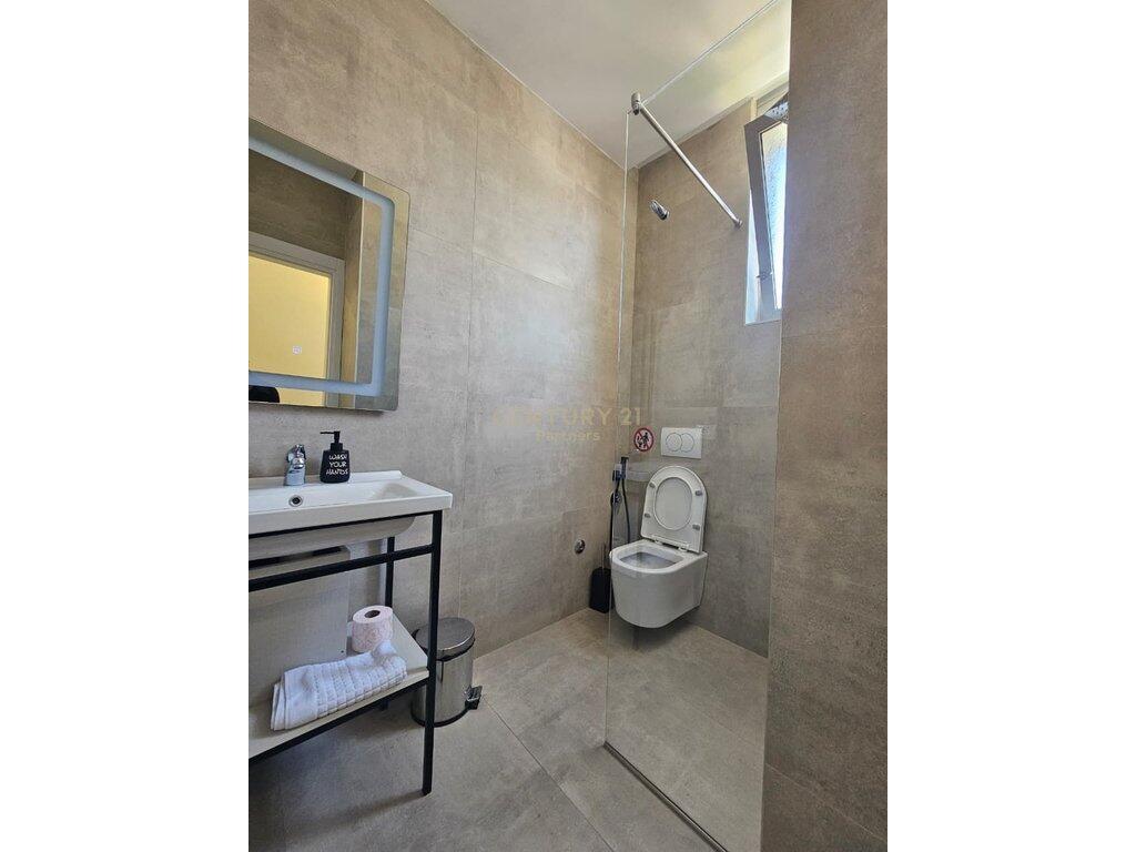 Apartament 2+1 me 3 banjo, kuzhinë të veçantë – Shumë afër qendrës, Rruga Siri Kodra! 1,000 € /muaj