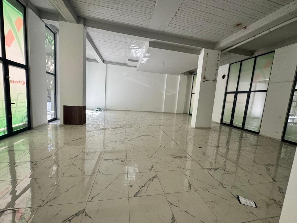 Jepet me qera dyqan (ambient biznesi) 170 m2 prane Irfan Tominit