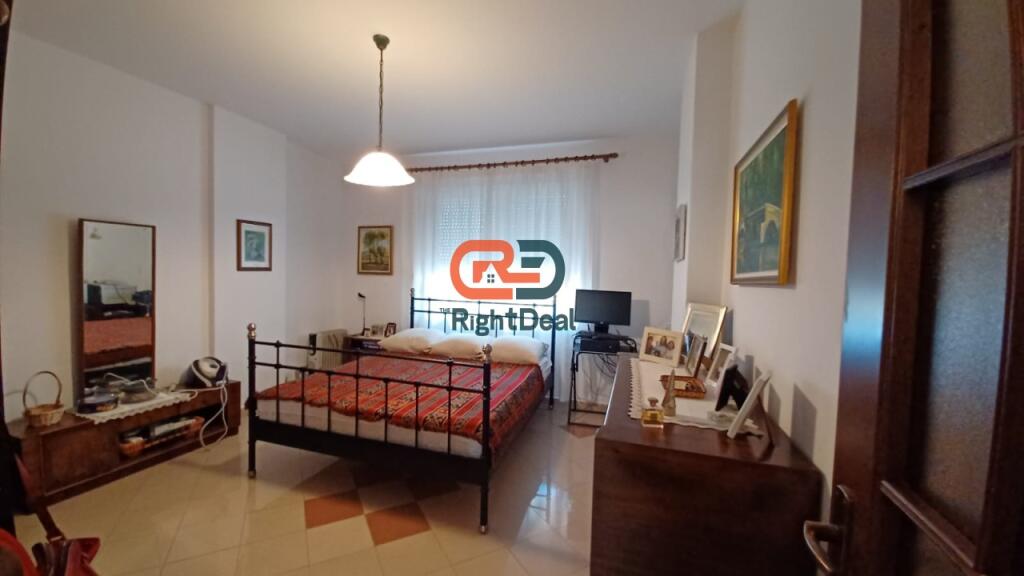 Prane Shkolles Se Kuqe, Shitet Apartament 2+1, Me Planimetri Te Rregullt Dhe Lokacion Perfekt!!