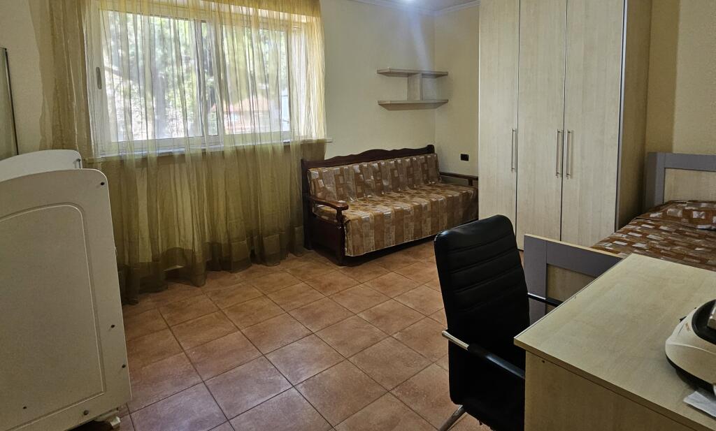 Jepet me Qera: *2+1+2wc* *(📍21 dhjetori - perballë inxhinjerisë së ndërtimit )* - Kt 2 - Pllt. I vjeter  - *600€/Muaj*